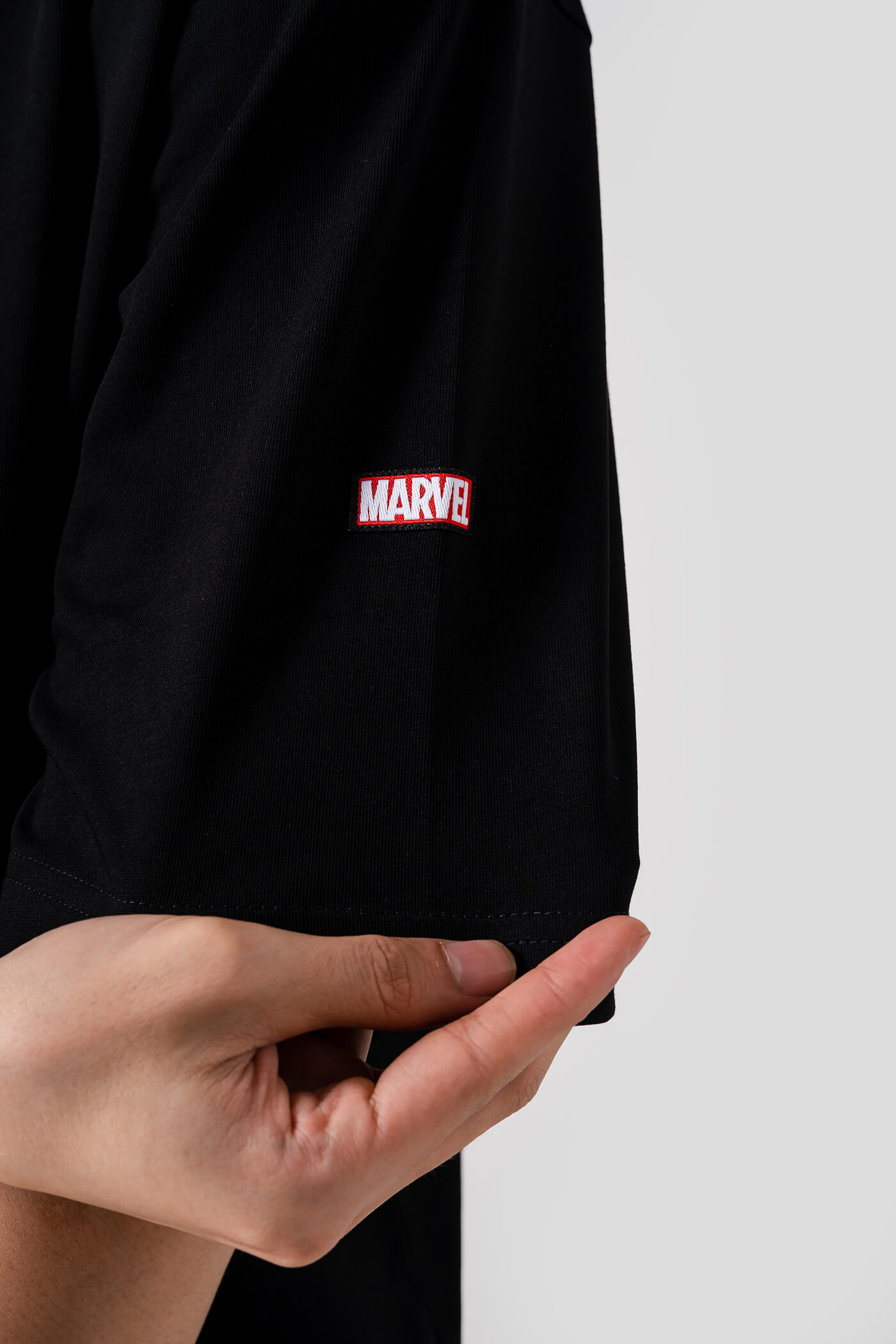 Áo thun Marvel Oversize The Wasp Logo Đen 6