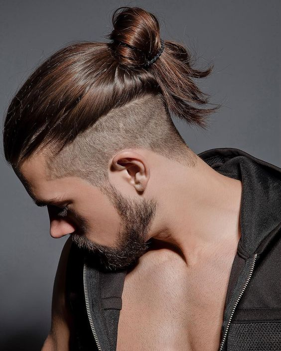 Tóc Man Bun là một kiểu tóc nam rất phong cách và đầy sức hút. Nếu bạn đang tìm kiếm một kiểu tóc nổi bật và độc đáo, hãy xem ảnh về tóc Man Bun. Bạn sẽ thích những kiểu tóc đầy bản sắc và cá tính này.