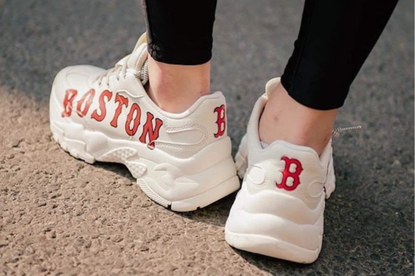 Chiêm ngưỡng đến nét độc đáo của mẫu giày Boston với gam màu tối sang trọng, thiết kế sành điệu sẽ khiến bạn thật sự phát cuồng. Hãy xem hình ảnh để tận hưởng sức hút của giày Boston.