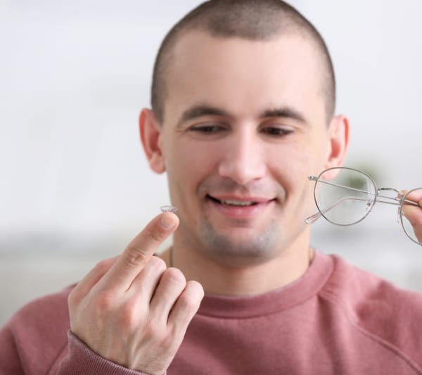 Kính áp tròng là gì ? Nam có nên đeo kính áp tròng