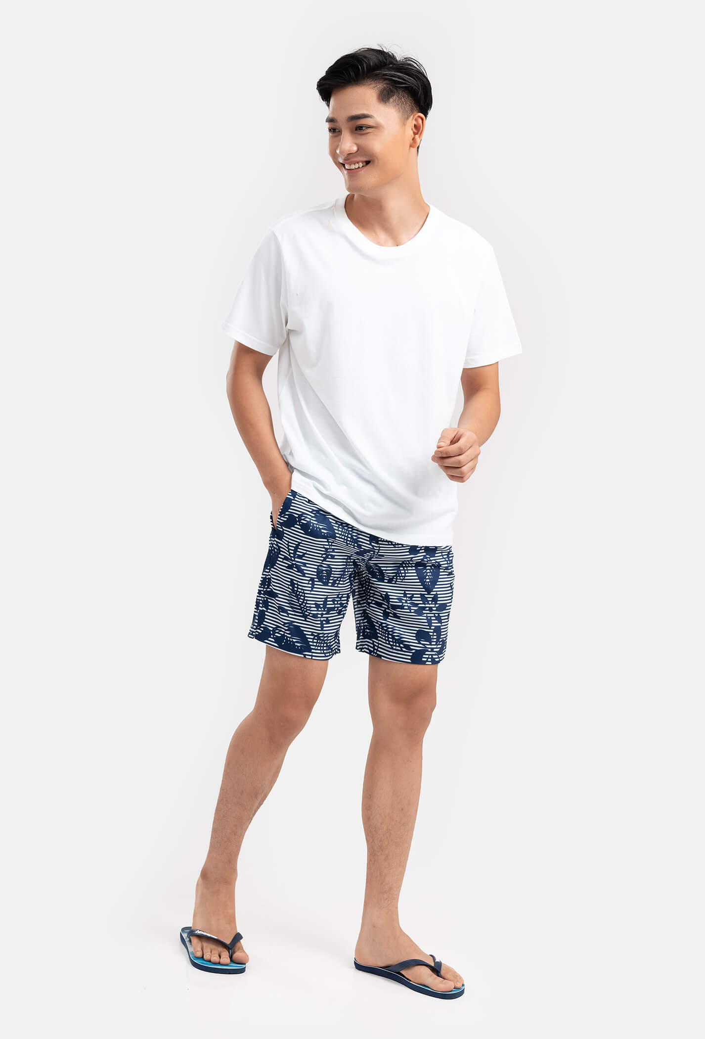 Deal - Quần shorts nam Classic Beach có túi khoá sau Xanh đậm 1
