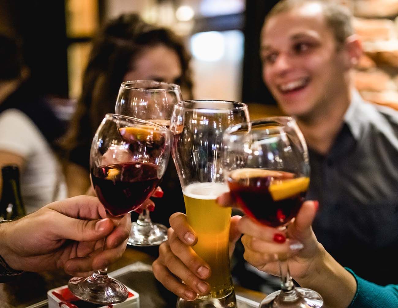 Ăn gì trước khi uống rượu: Bí kíp uống rượu không say cho nam giới