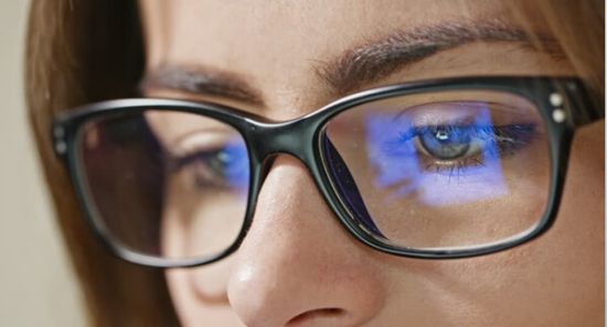 Kính chống ánh sáng xanh có thực sự bảo vệ mắt? Có nên lựa chọn loại kính này không?
