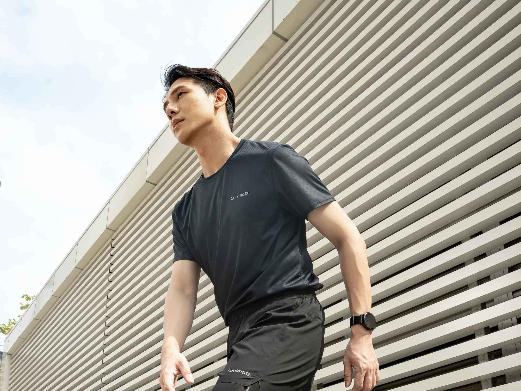 Áo thun nam Coolmate làm đa dạng phong cách tủ đồ của bạn
